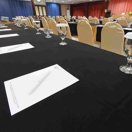 Regent'S Park Hotel Malang Ngoại thất bức ảnh