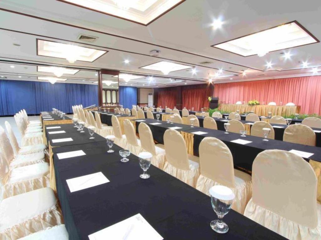 Regent'S Park Hotel Malang Ngoại thất bức ảnh