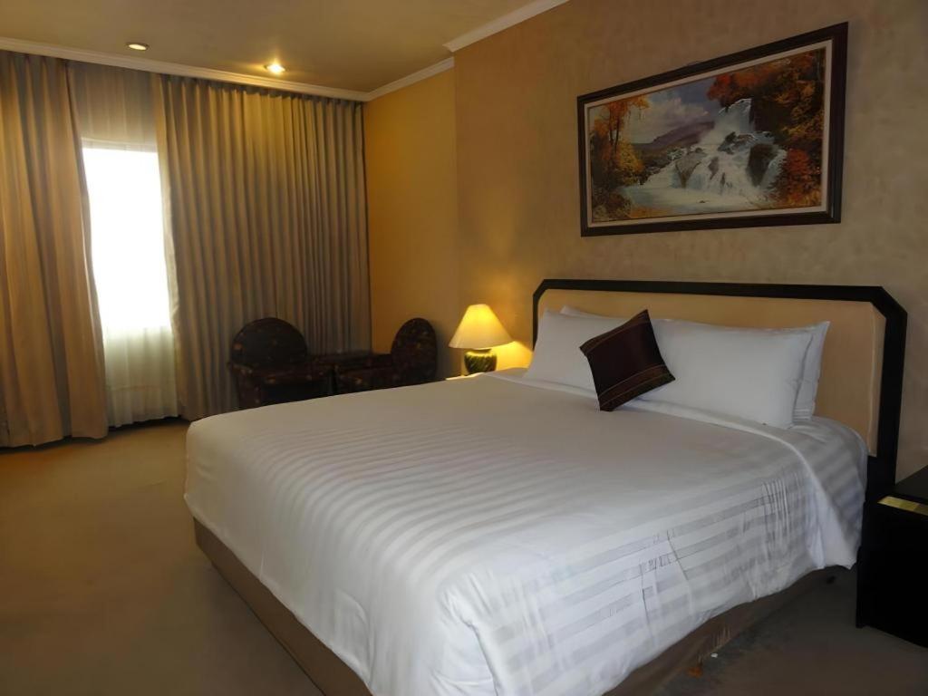 Regent'S Park Hotel Malang Ngoại thất bức ảnh
