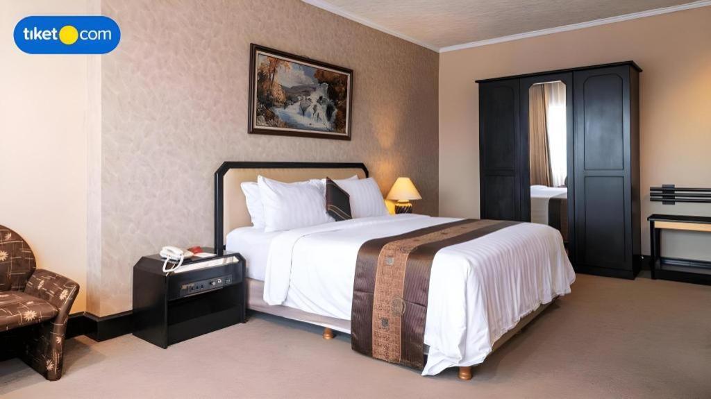 Regent'S Park Hotel Malang Ngoại thất bức ảnh