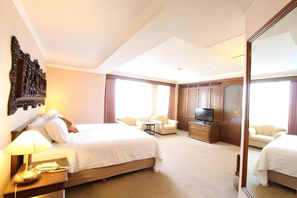 Regent'S Park Hotel Malang Ngoại thất bức ảnh