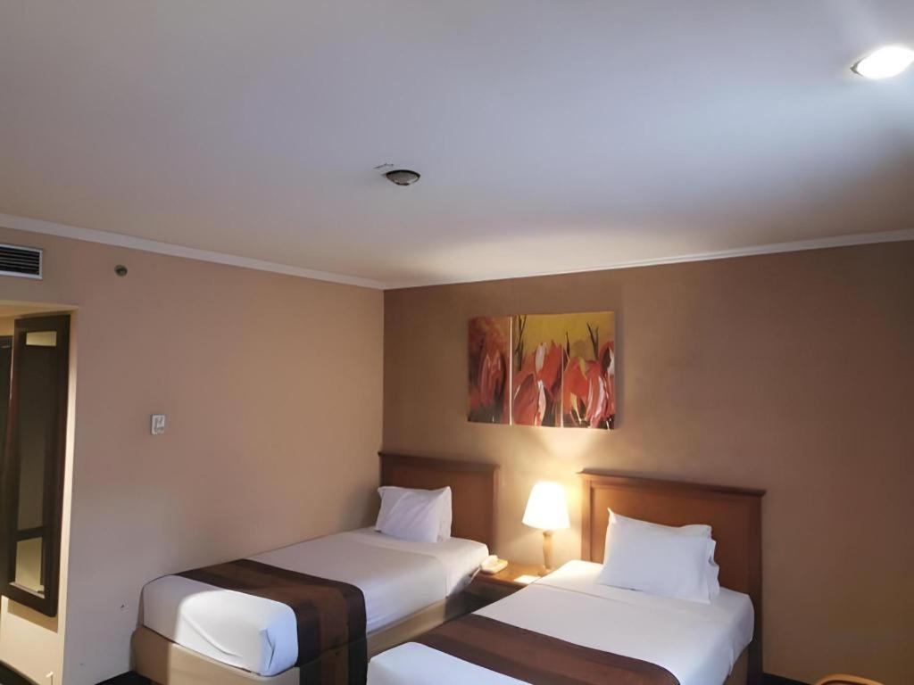 Regent'S Park Hotel Malang Ngoại thất bức ảnh