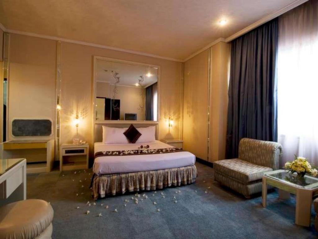 Regent'S Park Hotel Malang Ngoại thất bức ảnh