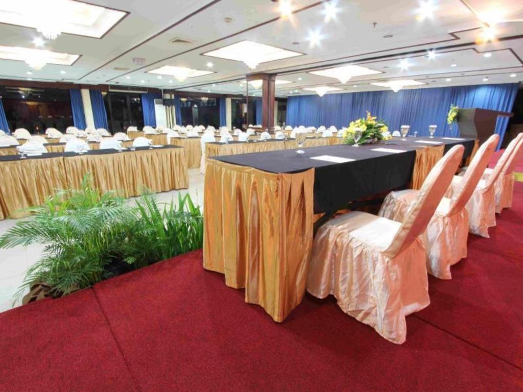 Regent'S Park Hotel Malang Ngoại thất bức ảnh