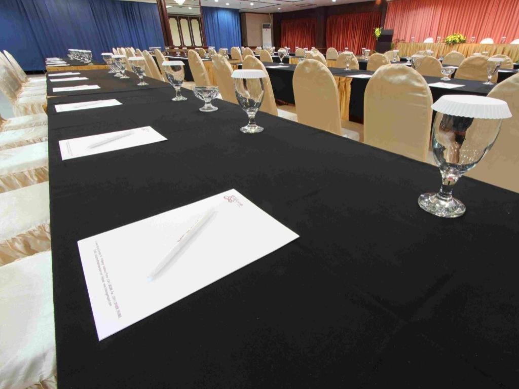 Regent'S Park Hotel Malang Ngoại thất bức ảnh